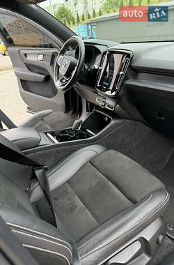 Позашляховик / Кросовер Volvo XC40 2020 в 