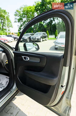 Внедорожник / Кроссовер Volvo XC40 2021 в 