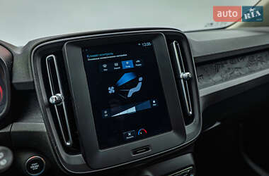Внедорожник / Кроссовер Volvo XC40 2018 в 