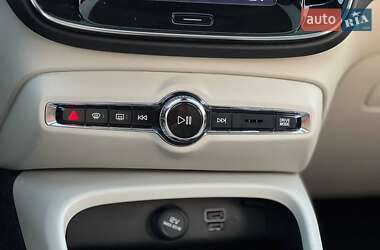Внедорожник / Кроссовер Volvo XC40 2019 в 