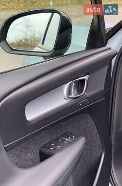 Внедорожник / Кроссовер Volvo XC40 2018 в 