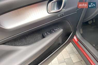 Внедорожник / Кроссовер Volvo XC40 2018 в 