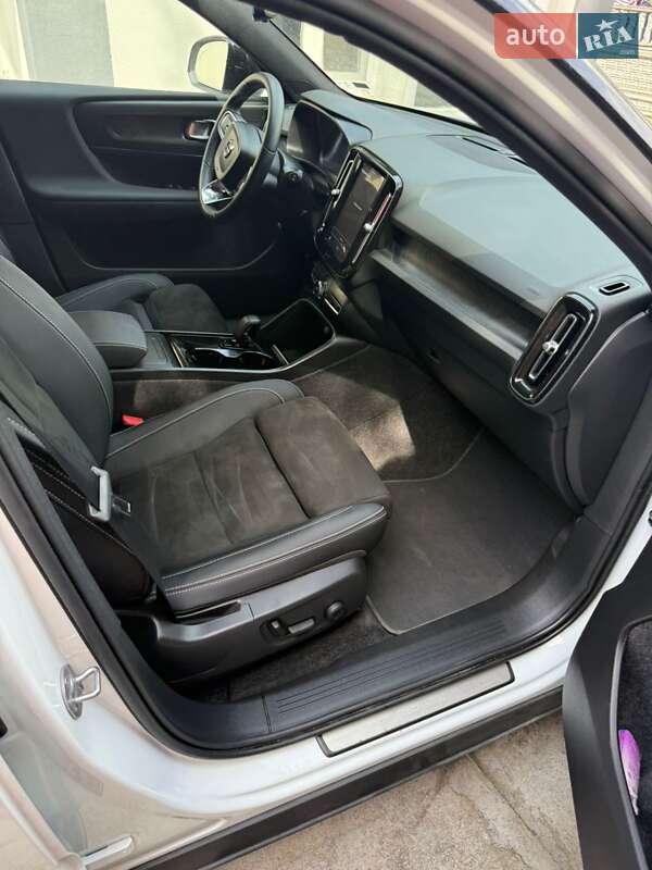 Внедорожник / Кроссовер Volvo XC40 2023 в Калиновке