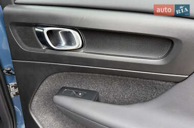 Внедорожник / Кроссовер Volvo XC40 2022 в 