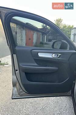 Внедорожник / Кроссовер Volvo XC40 2020 в 