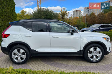 Позашляховик / Кросовер Volvo XC40 2022 в 