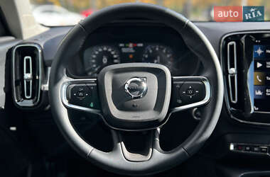 Позашляховик / Кросовер Volvo XC40 2022 в 