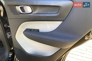 Внедорожник / Кроссовер Volvo XC40 2022 в 