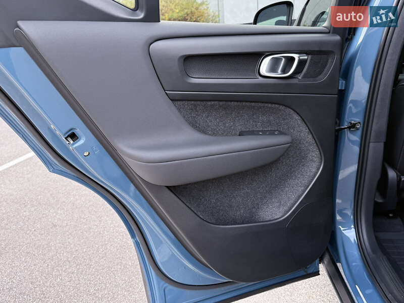 Внедорожник / Кроссовер Volvo XC40 2024 в Киеве