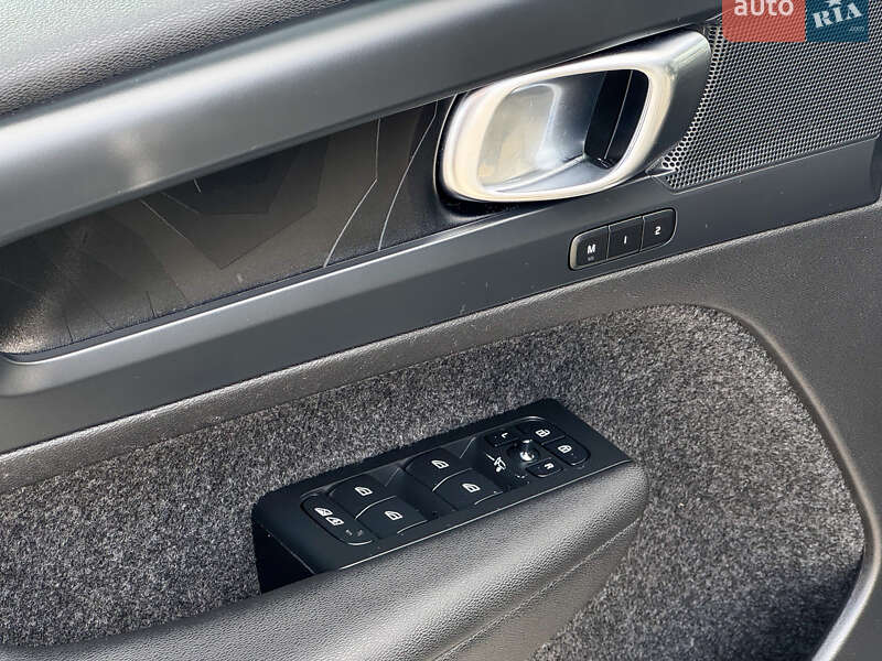 Внедорожник / Кроссовер Volvo XC40 2023 в Ровно