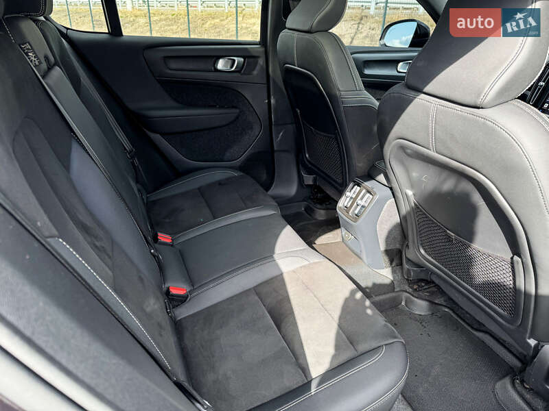 Внедорожник / Кроссовер Volvo XC40 2023 в Ровно