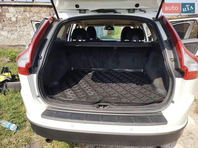 Внедорожник / Кроссовер Volvo XC60 2011 в Первомайске