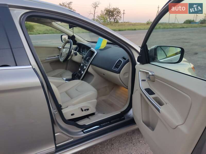 Внедорожник / Кроссовер Volvo XC60 2014 в Николаеве