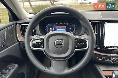 Позашляховик / Кросовер Volvo XC60 2023 в 