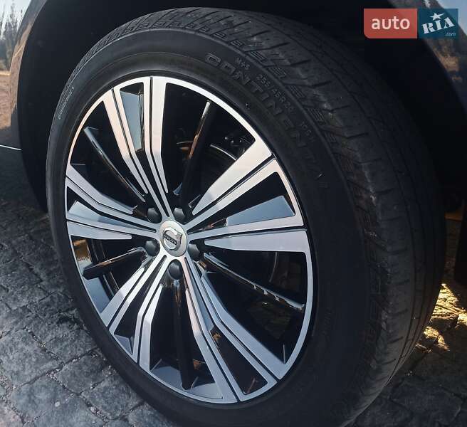 Внедорожник / Кроссовер Volvo XC60 2021 в Киеве