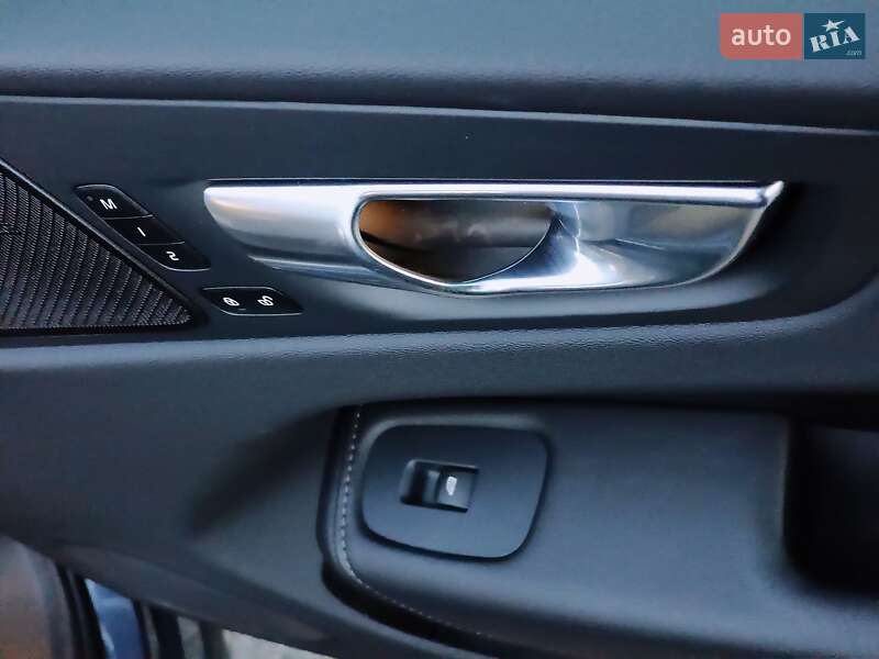 Внедорожник / Кроссовер Volvo XC60 2021 в Киеве