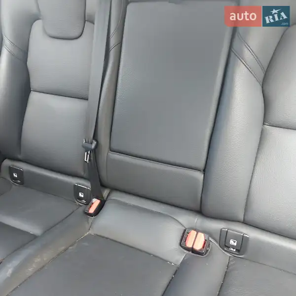 Внедорожник / Кроссовер Volvo XC60 2023 в 