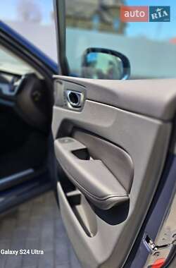 Внедорожник / Кроссовер Volvo XC60 2022 в 
