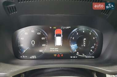Внедорожник / Кроссовер Volvo XC60 2020 в 