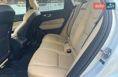 Внедорожник / Кроссовер Volvo XC60 2019 в 