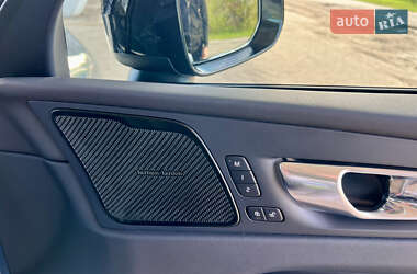 Внедорожник / Кроссовер Volvo XC60 2023 в 