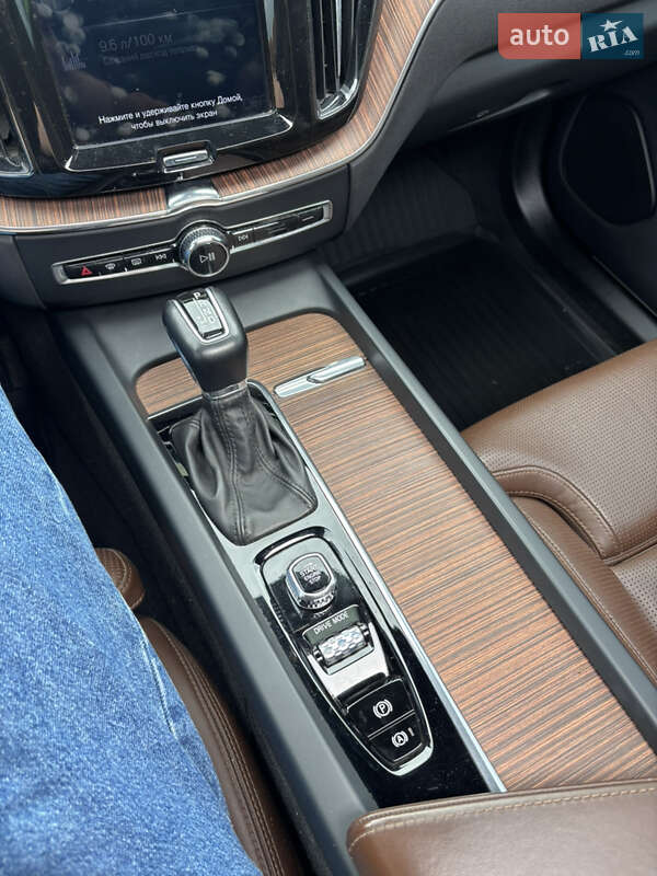 Внедорожник / Кроссовер Volvo XC60 2019 в Киеве
