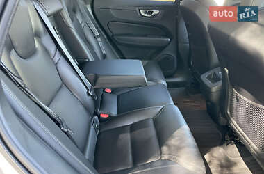 Внедорожник / Кроссовер Volvo XC60 2023 в 