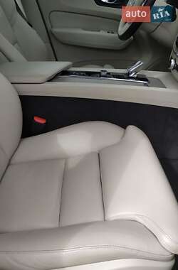 Внедорожник / Кроссовер Volvo XC60 2022 в 