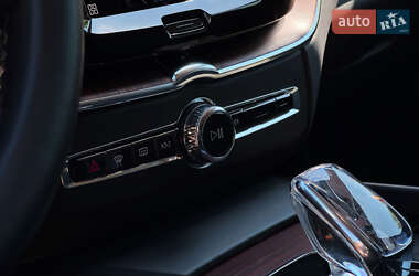Внедорожник / Кроссовер Volvo XC60 2023 в 