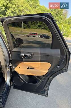 Внедорожник / Кроссовер Volvo XC60 2022 в 