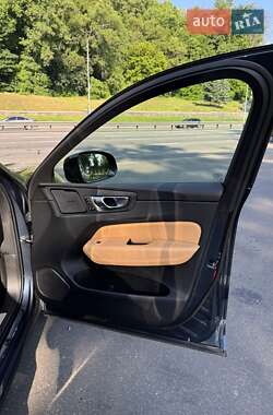 Внедорожник / Кроссовер Volvo XC60 2022 в 