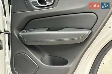 Внедорожник / Кроссовер Volvo XC60 2017 в 