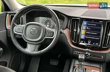 Внедорожник / Кроссовер Volvo XC60 2017 в 