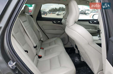 Внедорожник / Кроссовер Volvo XC60 2018 в 