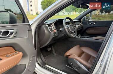 Внедорожник / Кроссовер Volvo XC60 2020 в 