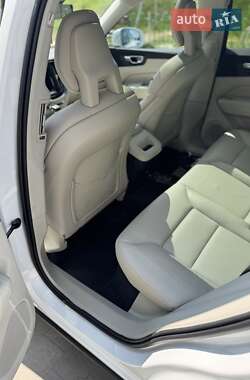 Внедорожник / Кроссовер Volvo XC60 2018 в 