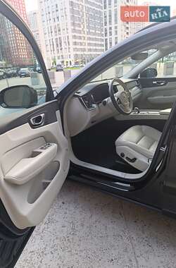 Внедорожник / Кроссовер Volvo XC60 2022 в 