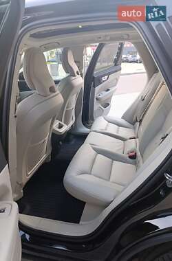 Внедорожник / Кроссовер Volvo XC60 2022 в 