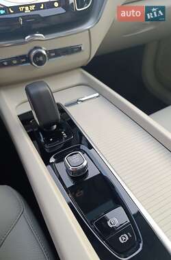 Внедорожник / Кроссовер Volvo XC60 2022 в 