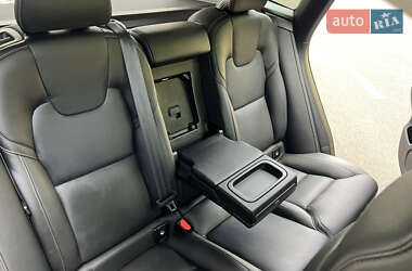 Внедорожник / Кроссовер Volvo XC60 2021 в 