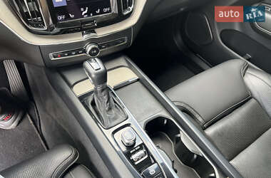 Внедорожник / Кроссовер Volvo XC60 2021 в 