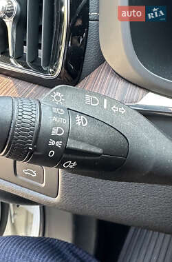 Внедорожник / Кроссовер Volvo XC60 2020 в 