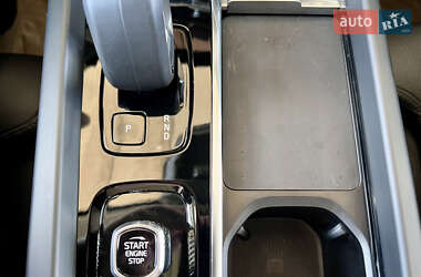 Внедорожник / Кроссовер Volvo XC60 2023 в 