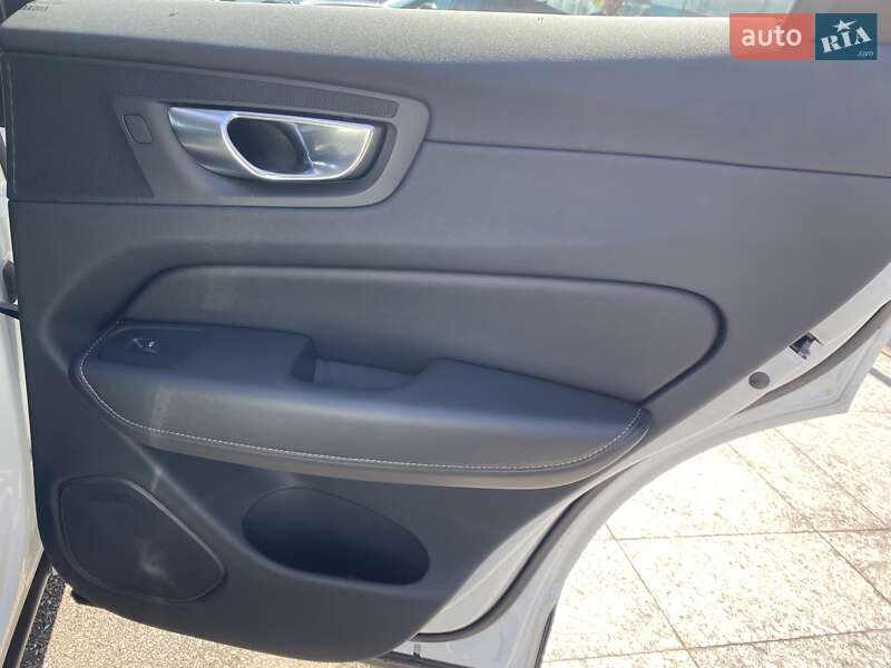 Внедорожник / Кроссовер Volvo XC60 2023 в Киеве