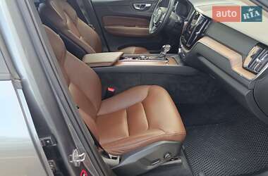 Внедорожник / Кроссовер Volvo XC60 2017 в 