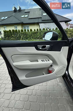 Внедорожник / Кроссовер Volvo XC60 2021 в 