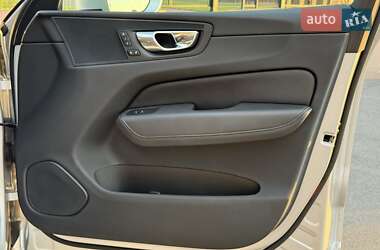 Внедорожник / Кроссовер Volvo XC60 2020 в 