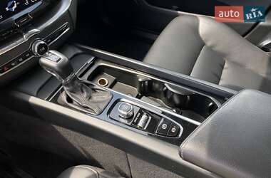 Внедорожник / Кроссовер Volvo XC60 2019 в 