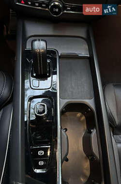 Внедорожник / Кроссовер Volvo XC60 2021 в 