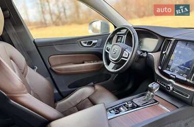 Внедорожник / Кроссовер Volvo XC60 2017 в 